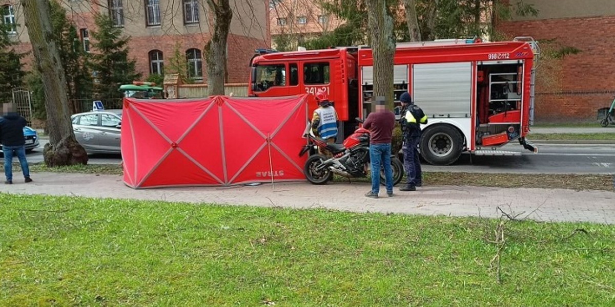 Dramatyczne sceny podczas egzaminu na prawo jazdy w Słupsku. Motocyklista nagle stracił przytomność i upadł.