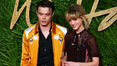 Charlie Heaton i Natalia Dyer pierwszy raz razem na czerwonym dywanie. Aktorzy z serialu "Stranger Things" nie wiedzieli jak pozować do zdjęć?