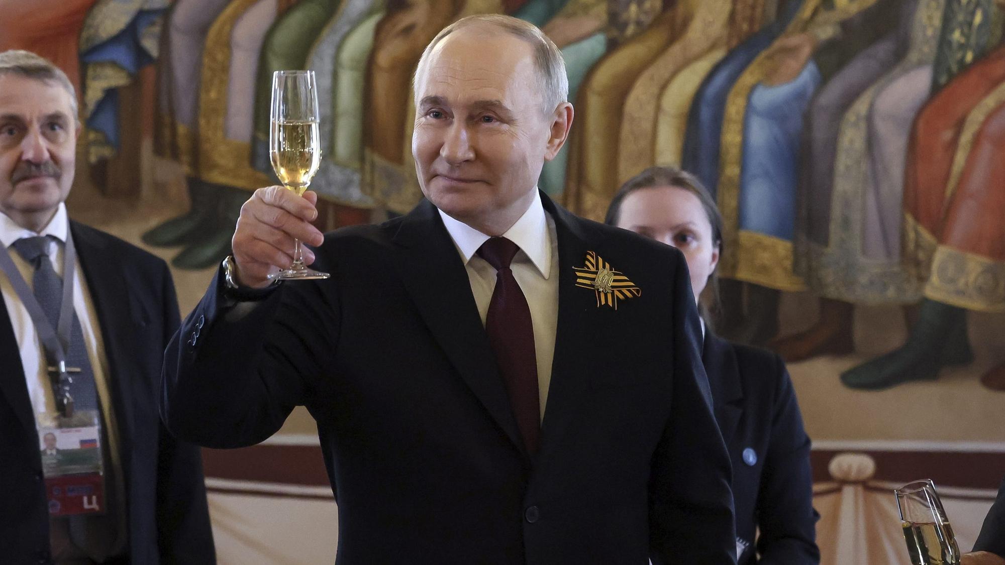 Ruský prezident Vladimir Putin si pripíja na oficiálnej recepcii pri príležitosti 79. výročia ukončenia druhej svetovej vojny.