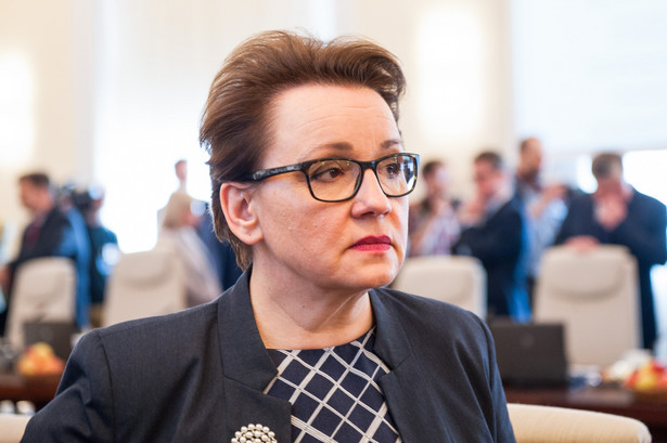 Minister edukacji poinformowała w poniedziałek na konferencji prasowej, że wysyła dwa listy w sprawie bezpiecznych wakacji: do dyrektorów szkół i Rzecznika Praw Dziecka Marka Michalaka.