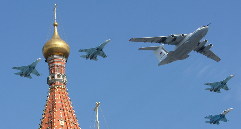A-50 (w środku) przelatuje w towarzystwie Su-27 nad Moskwą