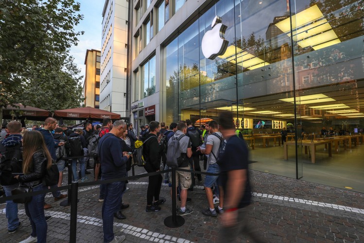 Wysokie ceny nowych smartfonów od Apple nie odstraszyły miłośników tej marki. Na zdjęciu kolejka klientów czekających przed sklepem Apple we Frankfurcie nad Menem w Niemczech.