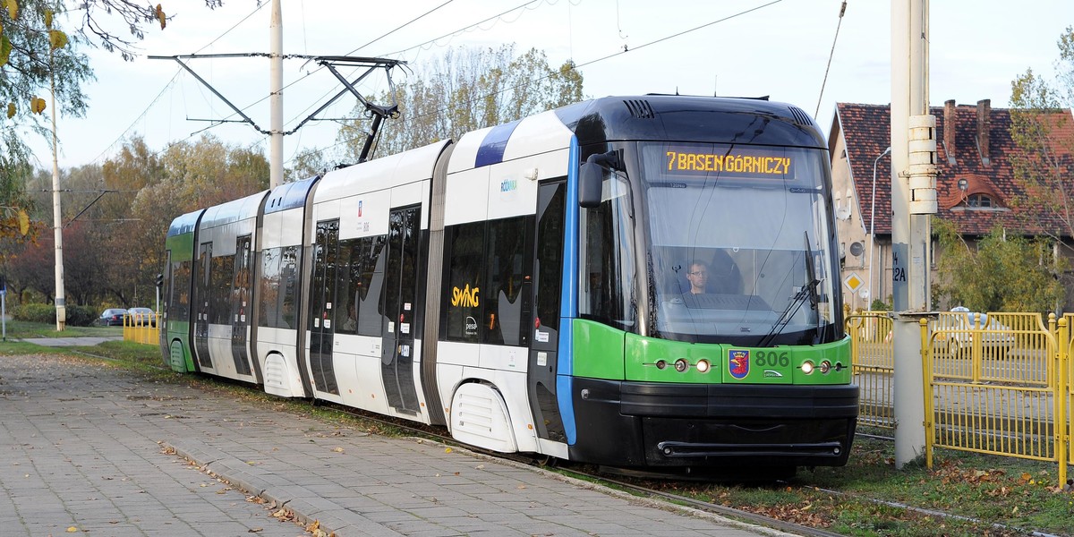 Agresywny pasażer został wyprowadzony z tramwaju w kajdankach