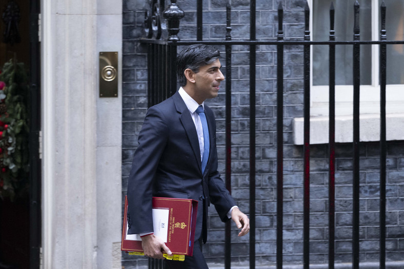 Premier Wielkiej Brytanii Rishi Sunak przy Downing Street w Londynie, 13 grudnia 2023 r.