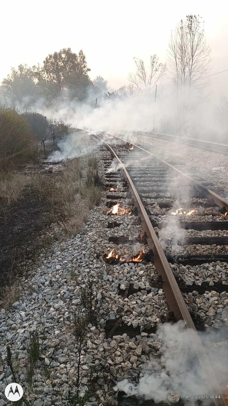 Požar kraj pruge u Brusniku