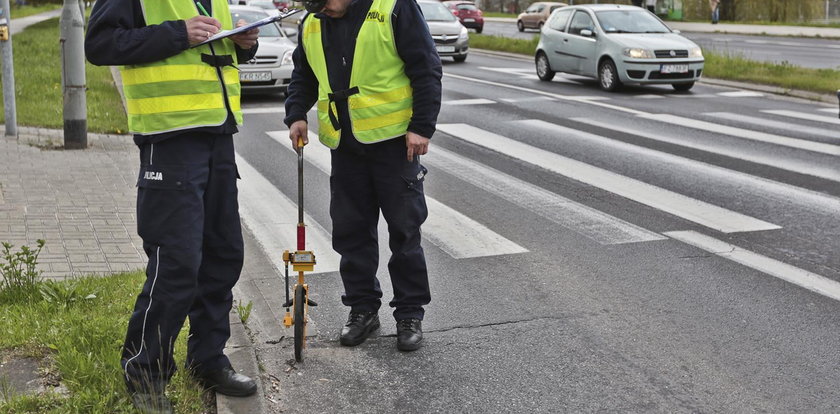 Pchnął kobietę wprost pod nadjeżdżające auto. Policja szuka świadków