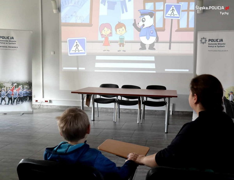 Dzień pełen wrażeń. 7-letni Fabian gościł na tyskiej komendzie - 10.2022 - autor: KMP Tychy