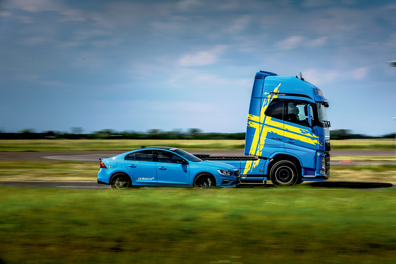 Volvo S60 Polestar vs Volvo FH 540 Performance Edition