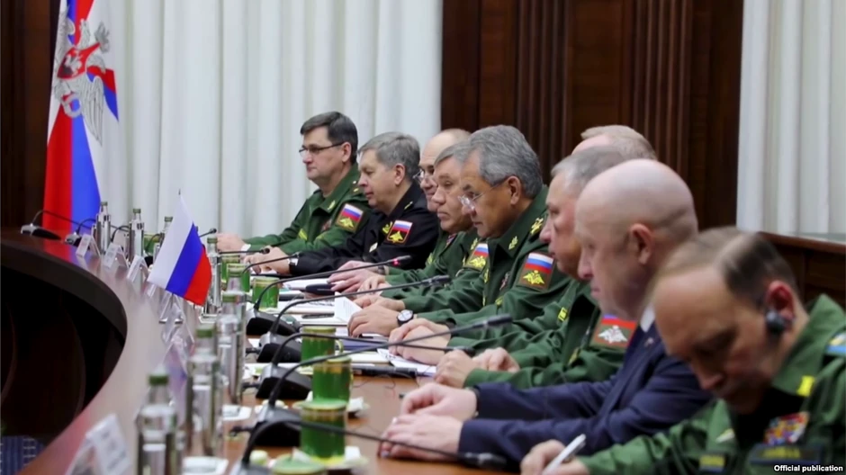 Jevgenij Prigožin (u krugu) među najvišim zvaničnicima ruske odbrane