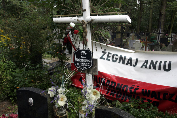 O świcie rozpoczęła się ekshumacja Anny Walentynowicz