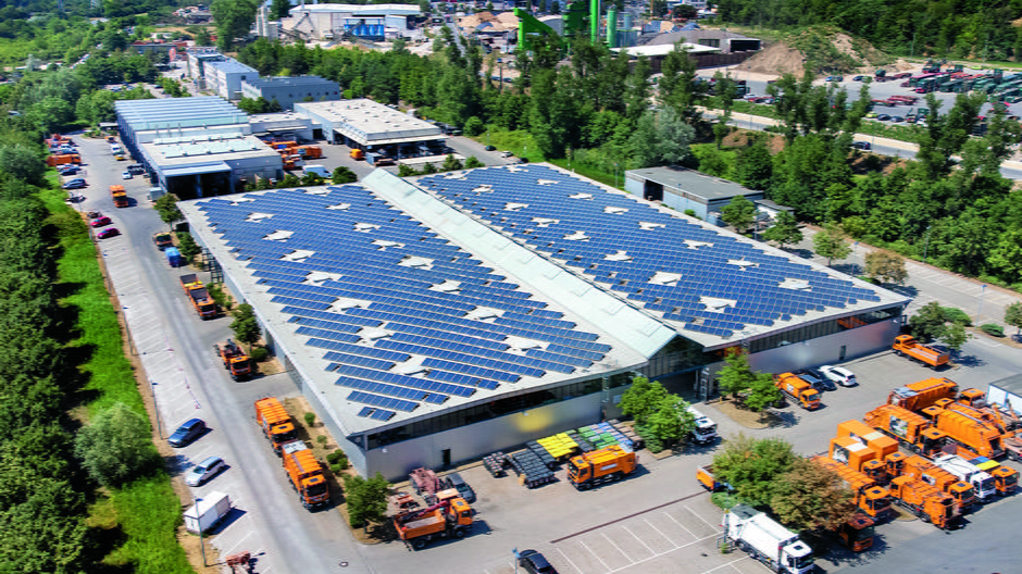 Panele fotowoltaiczne na dachach dużych hal magazynowych i fabryk stają się europejskim standardem.