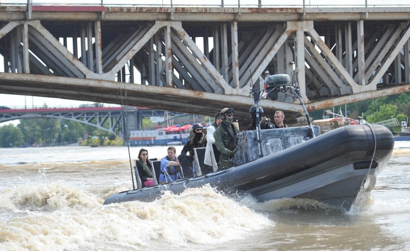 Motorówka z prezydent Warszawy Hanną Gronkiewicz-Waltz i ministrem administracji i cyfryzacji Rafałem Trzaskowskim na pokładzie podczas rejsu po Wiśle