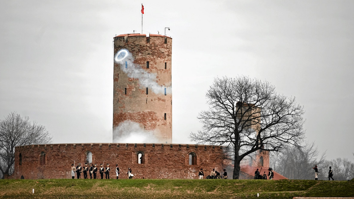 Naczynia i inne przedmioty codziennego użytku, a także elementy uzbrojenia i wyposażenia wojskowego znaleźli archeolodzy w czasie prac na terenie powstałej w XVI wieku gdańskiej Twierdzy Wisłoujście. Artefakty będzie można oglądać na wystawach.