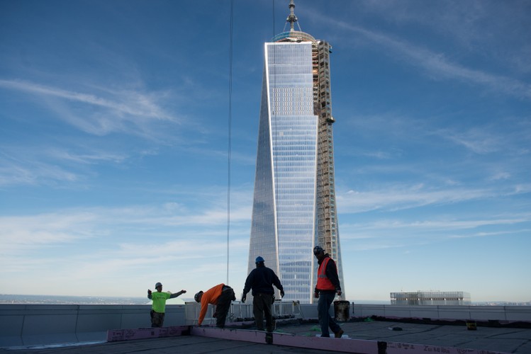 Budynek One World Trade Center jest jednym z czterech wieżowców wchodzących w skład kompleksu WTC na nowojorskim Dolnym Manhattanie, odbudowanego po zamachach terrorystycznych z 11 września 2001 roku.