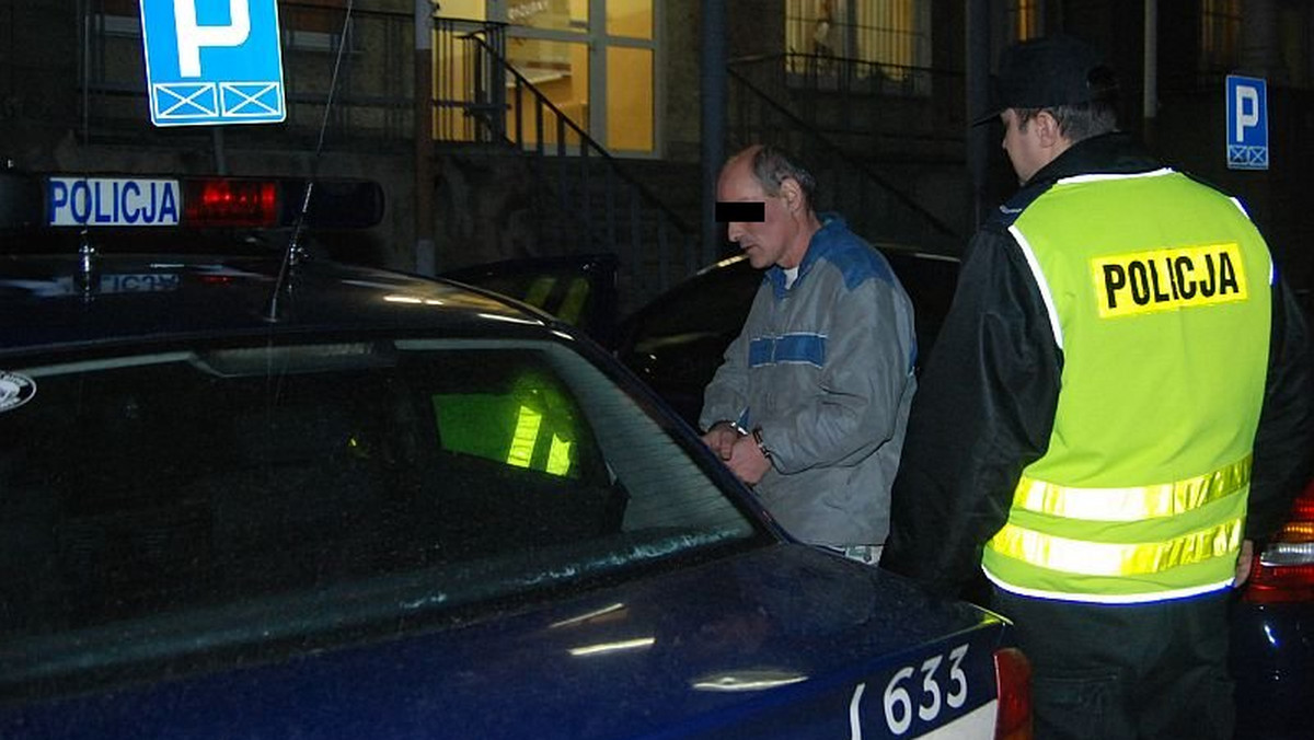 Ponad 1,2 promila alkoholu w wydychanym powietrzu miał 45-letni kierowca, który w sobotę wieczorem zjeżdżając z drogi na chodnik, potrącił dwóch pieszych - informuje serwis 24opole.pl. Obaj poszkodowani mężczyźni zmarli.