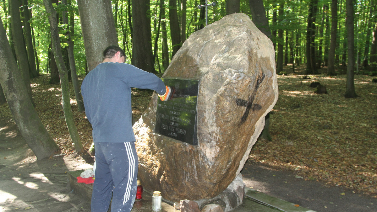 Nieznani sprawcy zdewastowali maryjne sanktuarium na Górze Chełmskiej w Koszalinie (Zachodniopomorskie). Na znajdujące tam obiekty zostały naniesione sprayem różnego rodzaju znaki. Policja prowadzi postępowanie w tej sprawie.