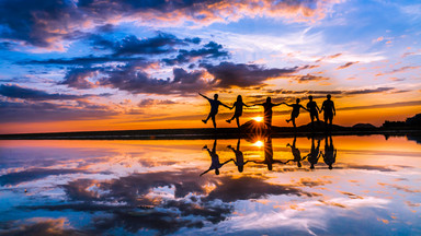 Wszyscy chcą mieć zdjęcia na lustrzanej plaży. To nie fotomontaż