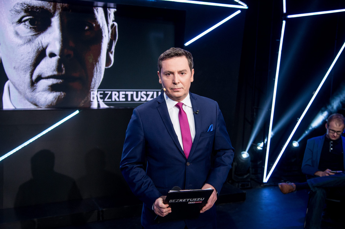 Program TVP Info "Bez retuszu". Prowadzi Michał Adamczyk.