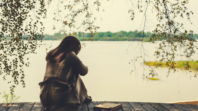 Kobieta dowiedziała się, że zmarła jej mama. Reakcja męża złamała jej serce