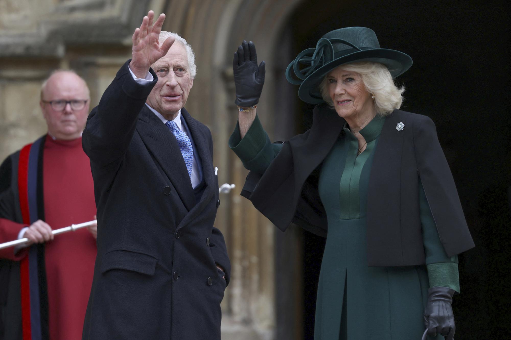 Britský kráľ Karol III. sa s kráľovnou Camillou zúčastnil na veľkonočnej bohoslužbe na hrade Windsor.