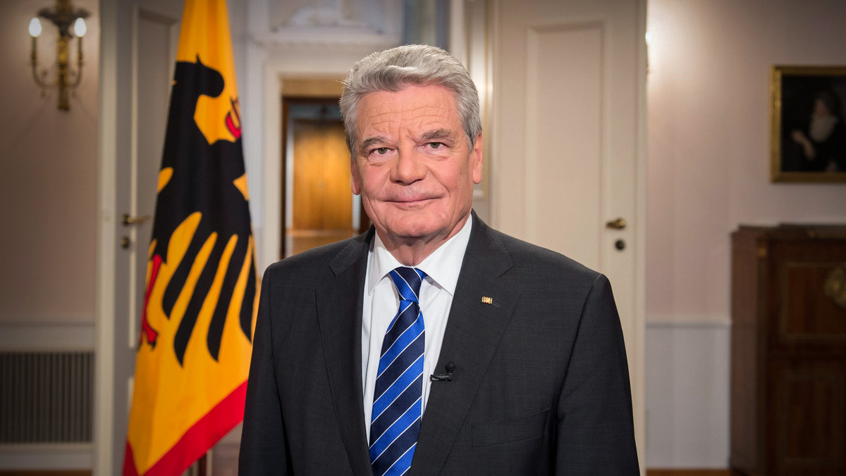 Biograf Joachima Gaucka przez wiele miesięcy śledził każdy jego krok i robił notatki. Widział wiele ciekawych i zabawnych zdarzeń. Efektem jest książka, która ukazuje sławnego prezesa Urzędu ds. Akt Stasi, a obecnie głowę państwa, jakim nie zna go prawie nikt. Biografia ta wywołała w Niemczech spore poruszenie, stawia bowiem pod znakiem zapytania rolę, jaką Gauck odegrał w schyłkowej fazie socjalizmu w NRD. Czy 73-letni były pastor słusznie uznawany jest za wielkiego obrońcę praw człowieka?