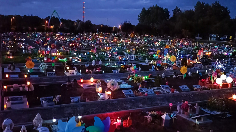 Cmentarz dla zwierząt "Tęczowa Kraina" wieczorem