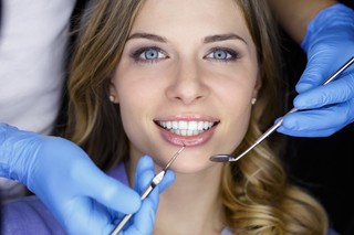 600 plus na dentystę 2025 NFZ - jak skorzystać? Gdzie złożyć wniosek? Jak uzyskać dofinansowanie na dentystę w 2025 roku?
