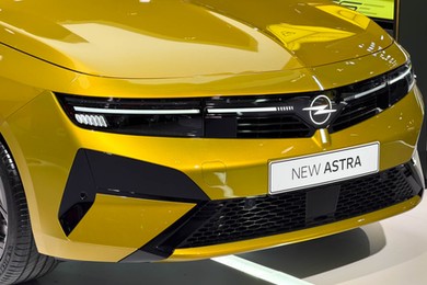 Nowy Opel Astra wjeżdża na rynek. W ofercie diesel, benzyna i hybryda