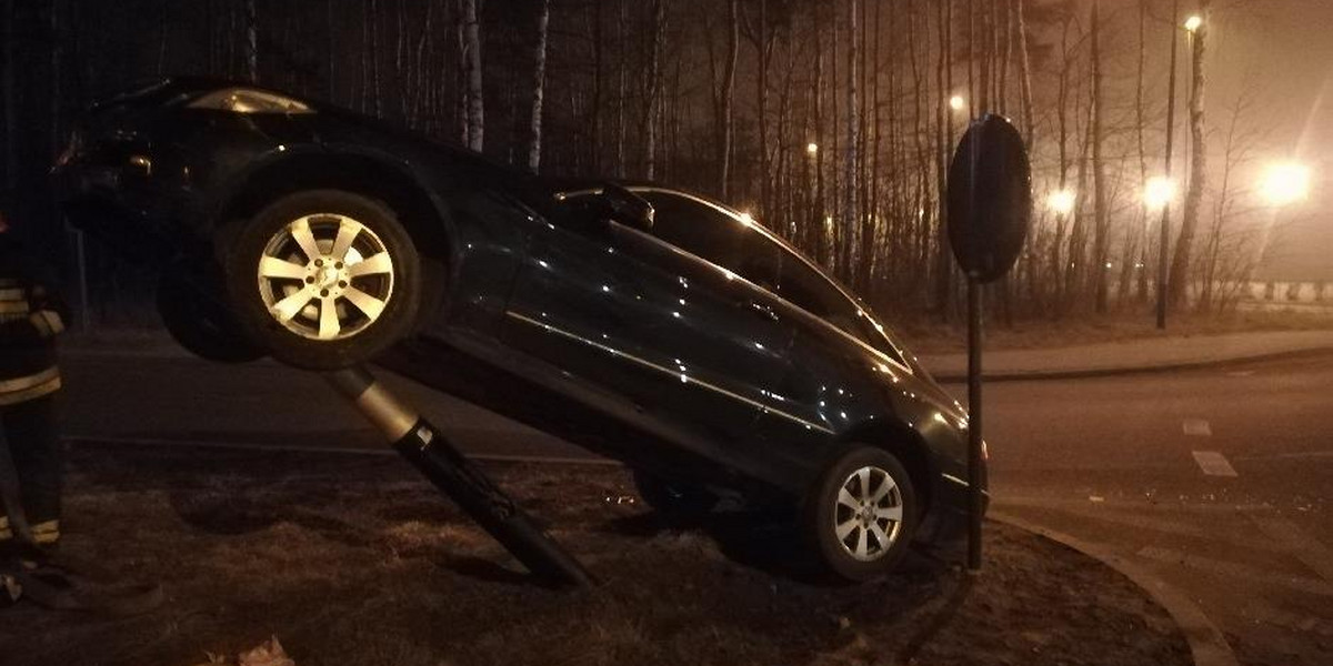 Wypadek na rondzie Łódzkich Motocyklistów. Mercedes skosił latarnię