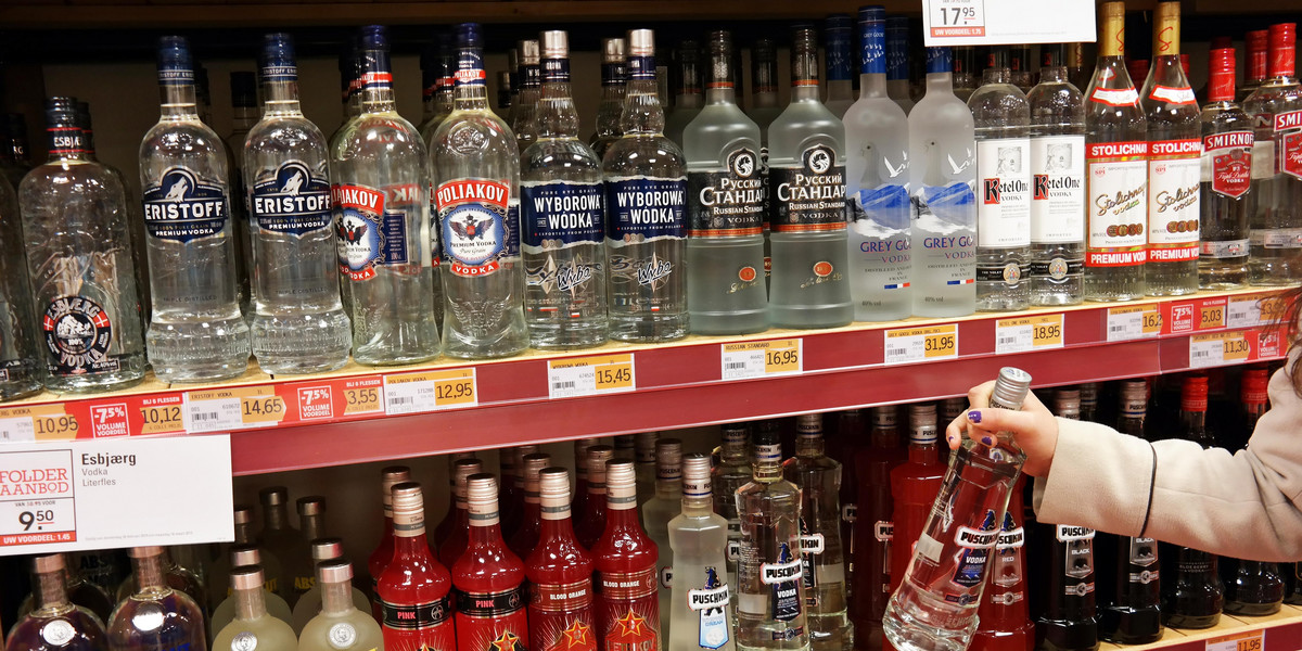 Nowy sposób walki z koronawirusem. Zakażą sprzedaży alkoholu?