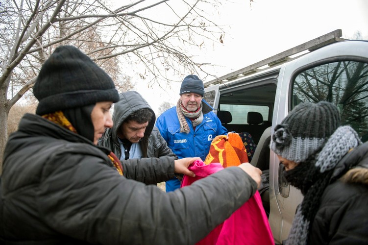 Duchowny Tibor Varga z organizacji charytatywnej z Węgier przywiózł uchodźcom ciepłe ubrania