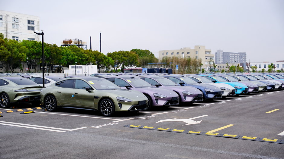 Chińskie samochody elektryczne czekają na klientów.