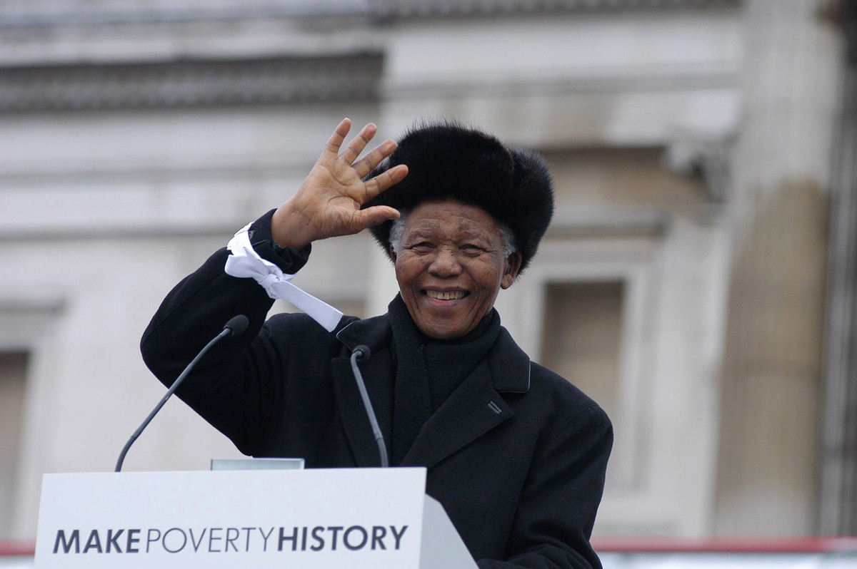 Były prezydent RPA Nelson Mandela podczas przemówienia na Trafalgar Square w Londynie w lutym 2005 roku