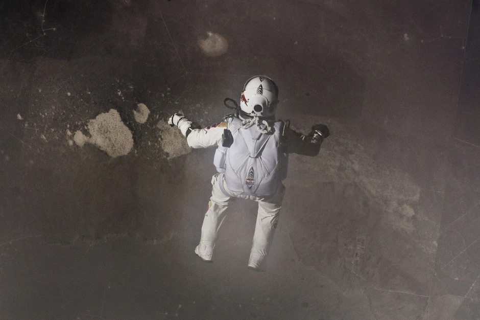 Jedna od tehnika koje je Baumgartner naučio bila je i da tokom faze uspinjanja uvek bude nečim zaokupljen