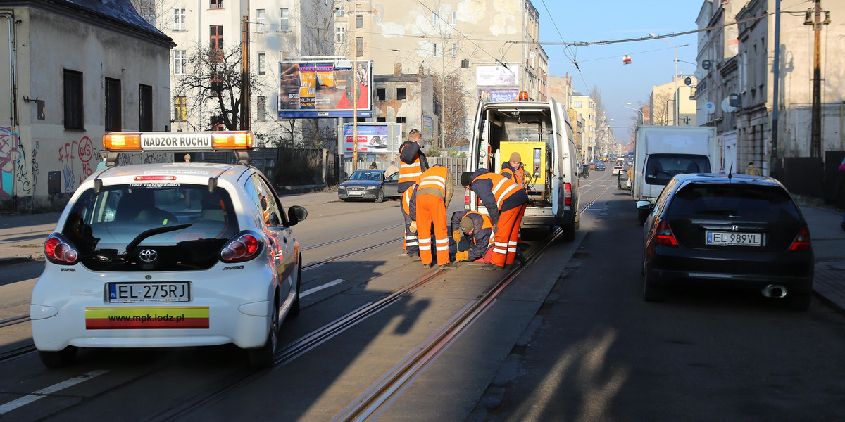 Na Gdańskiej w Łodzi torowisko tramwajowe uszkodzone. Nie kursowały tramwaje. Komunikacja zastępcza MPK z Placu Wolności do Żeromskiego