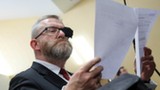 Grzegorz Braun przed sądem. Prawnik zwrócił uwagę na paradoks. "Jak bida, to do Żyda"