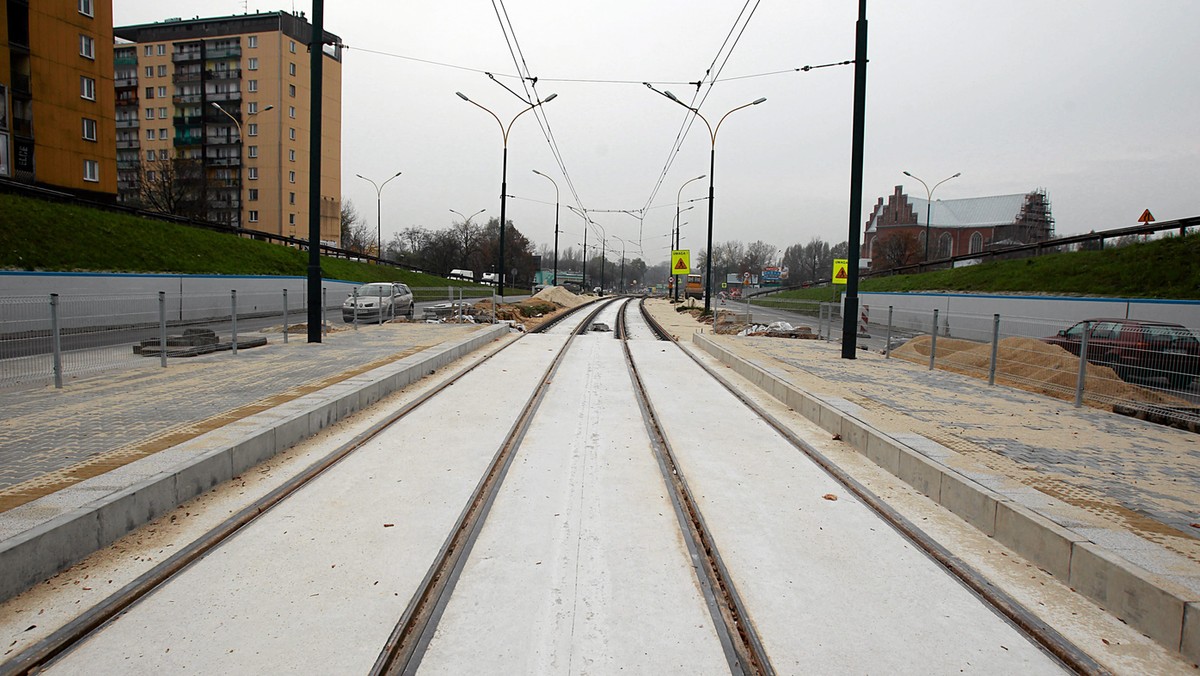 Tramwaje Śląskie wykorzystają długi majowy weekend na intensywne prace przy modernizacji linii tramwajowej w rejonie skrzyżowania ul. 3 Maja i Żeromskiego w Sosnowcu. Remont wiąże się ze zmianami w organizacji ruchu tramwajowego.