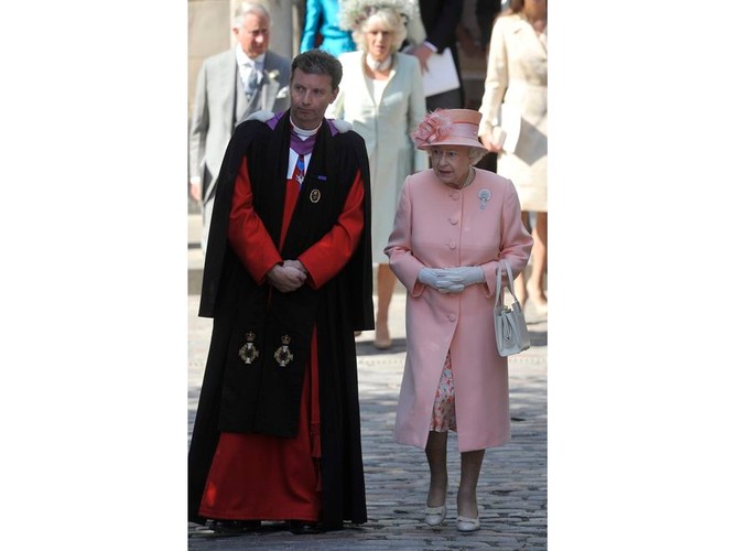 Królowa Elżbieta II na ślubie swojej najstarszej wnuczki. Jak zwykle zaprezentowała do granic poprawną kreację