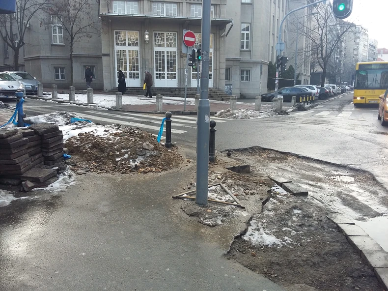 Rupa je zatrpana ali ulica izgleda kao posle kataklizme