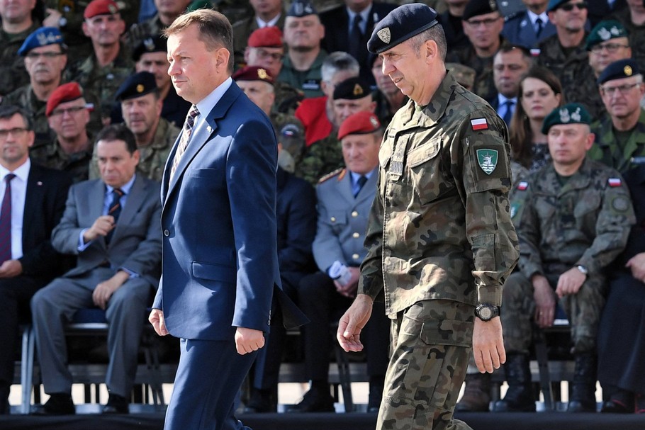 Według dziennika wysokość podwyżki ustalali Mariusz Błaszczak, minister obrony narodowej oraz prezydent Andrzej Duda