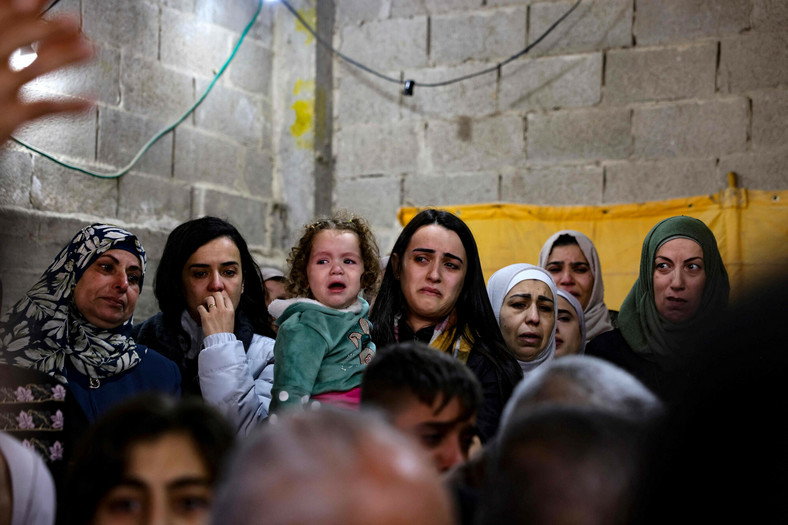 Żałobnicy opłakujący śmierć Omara al-Lahama, Palestyńczyka zastrzelonego podczas nalotu sił izraelskich na obóz dla uchodźców Dheisheh na Zachodnim Brzegu, 19 listopada 2023 r.
