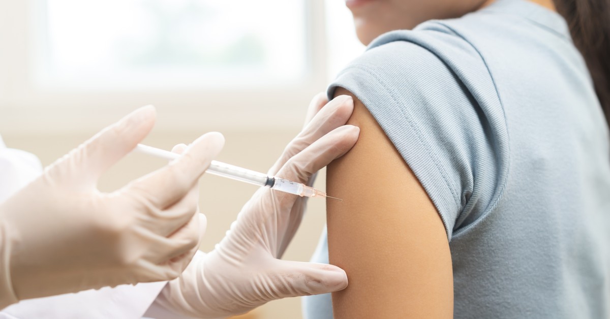 Jesienny boom szczepień na COVID i grypę. Polacy masowo szczepią się w aptekach