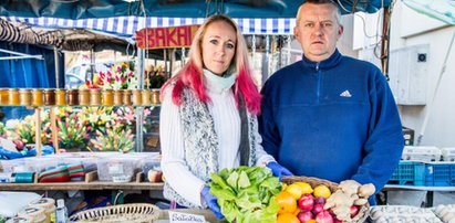 Pani Sylwia pracuje mimo epidemii. Sprzedaje świeże owoce i warzywa