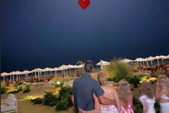 (FOTO) NA NEBU POMOĆU DRONOVA ISPISANA PORUKA ZA JELENU ĐOKOVIĆ Novak joj na plaži priredio nezaboravno iznenađenje za 40. rođendan - evo šta joj je poručio