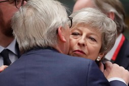 Brytyjska premier Theresa May i szef KE Jean-Claude Juncker