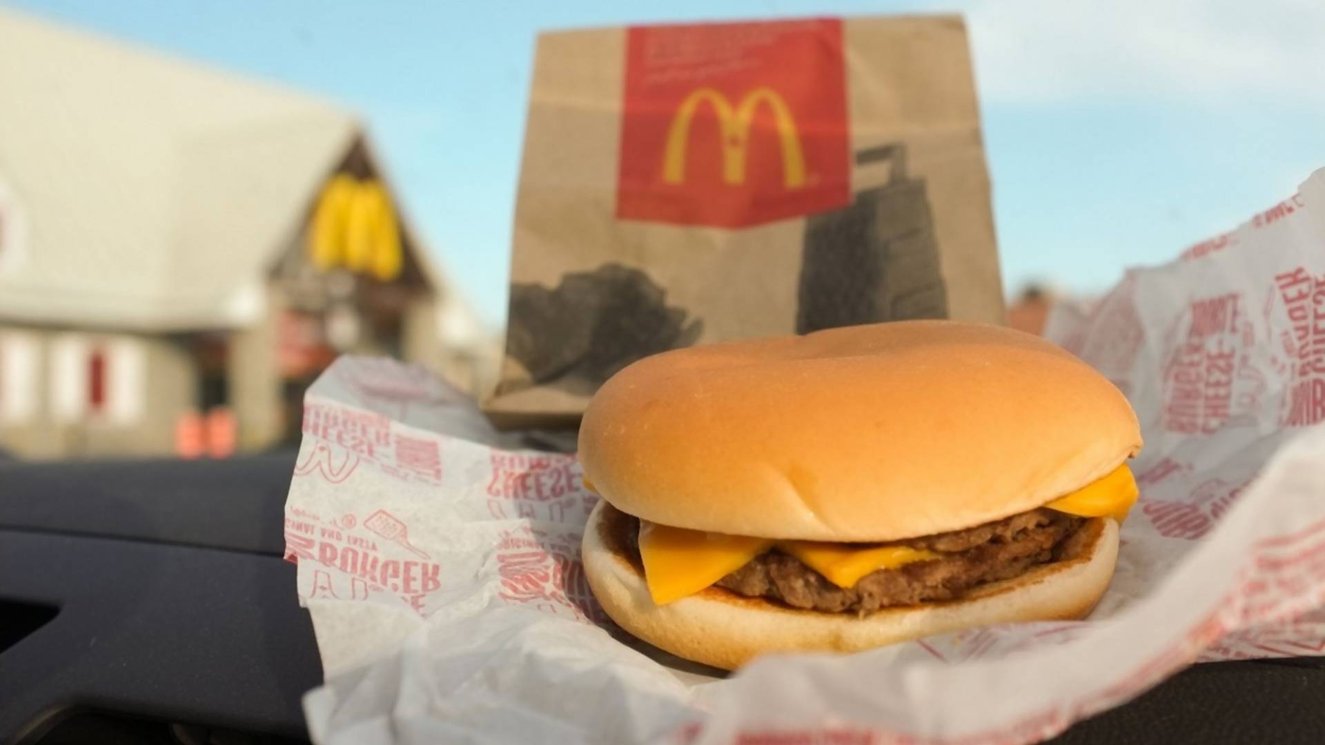 Ksenija tuži Mekdonalds zbog bilborda koji ju je namamio da prekrši post i pojede njihov čizburger