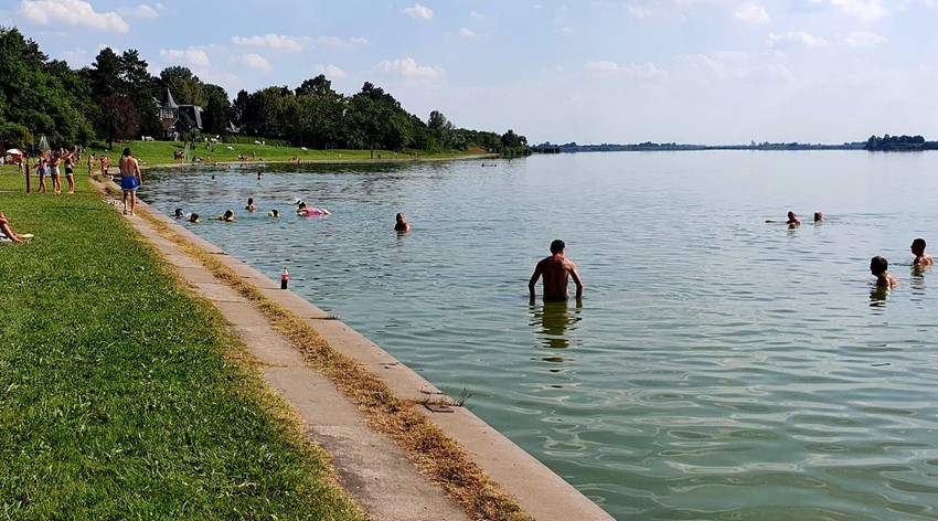 subotica palic vikend naselje ne preporucuje se kupanje ali ima kupaca 030820 RAS foto Biljana Vuckovic 003