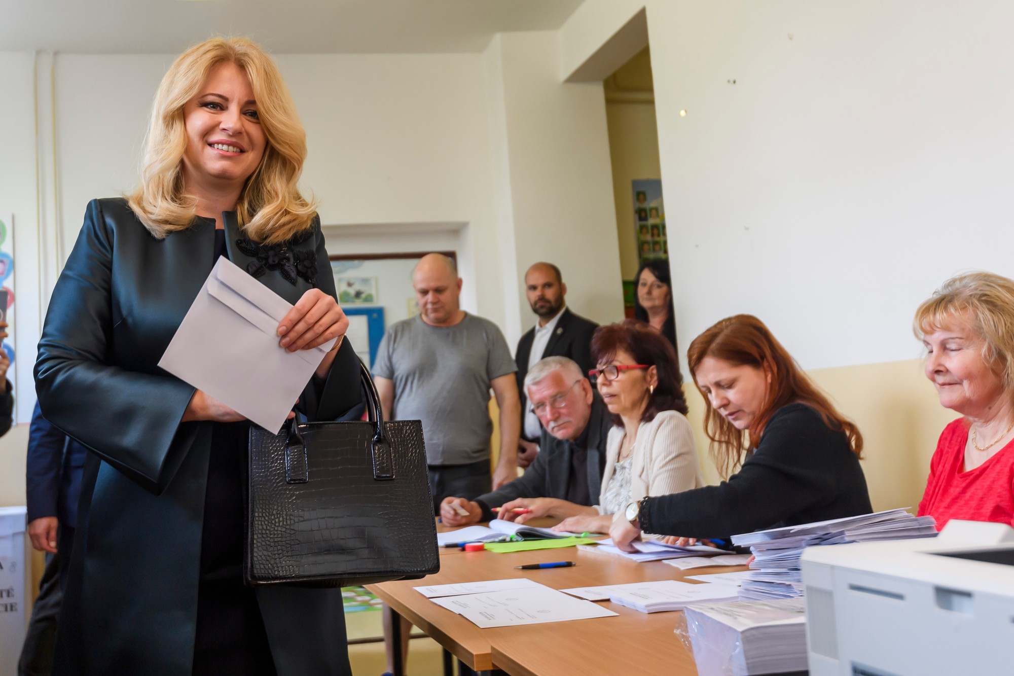 Prezidentka SR Zuzana Čaputová dostáva obálku s hlasovacím lístkom od volebnej komisie v druhom kole prezidentských volieb v Pezinku.