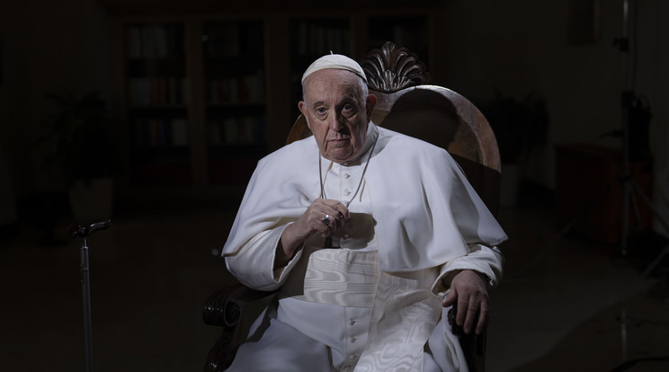 A pápa szerint a püspököknek át kell esniük egy változáson, el kell ismerniük mindenki méltóságát / Fotó: MTI/AP/Domenico Stinellis