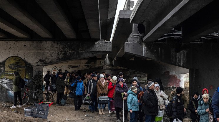 Emberek várakoznak a Kijev közelében lévő Irpinyben egy orosz légicsapásban lerombolt híd alatt kialakított átkelőnél, az Irpiny folyónál 2022. március 7-én. Vlagyimir Putyin orosz elnök február 24-én rendelte el katonai művelet végrehajtását Ukrajnában.MTI/EPA/Roman Pilipej